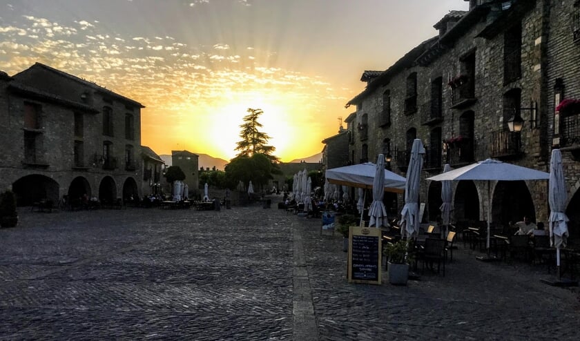 ,,Dit is een van de mooiste plaatsjes van Spanje, Lumpiaque, waar we bij de ondergaande zon lekker konden eten.