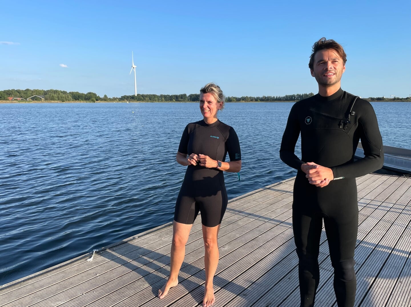 Joyce Langenacker en Wouter Klok aan de Ouderkerkerplas, klaar voor de training voor de City Swim.