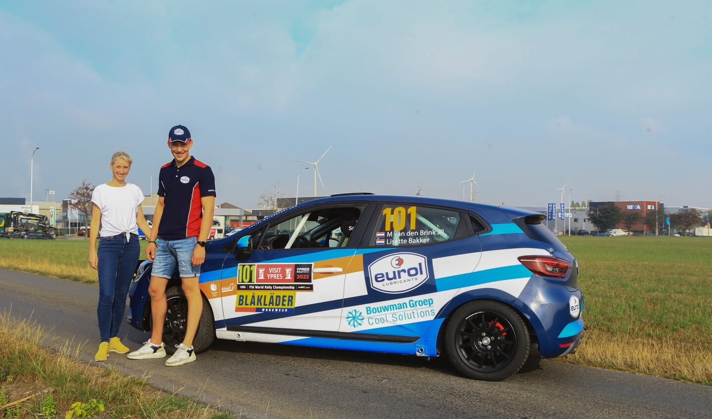 Mitchel van den Brink debuteert in België in het WK Rally. Links zijn navigatrice Lisette Bakker.