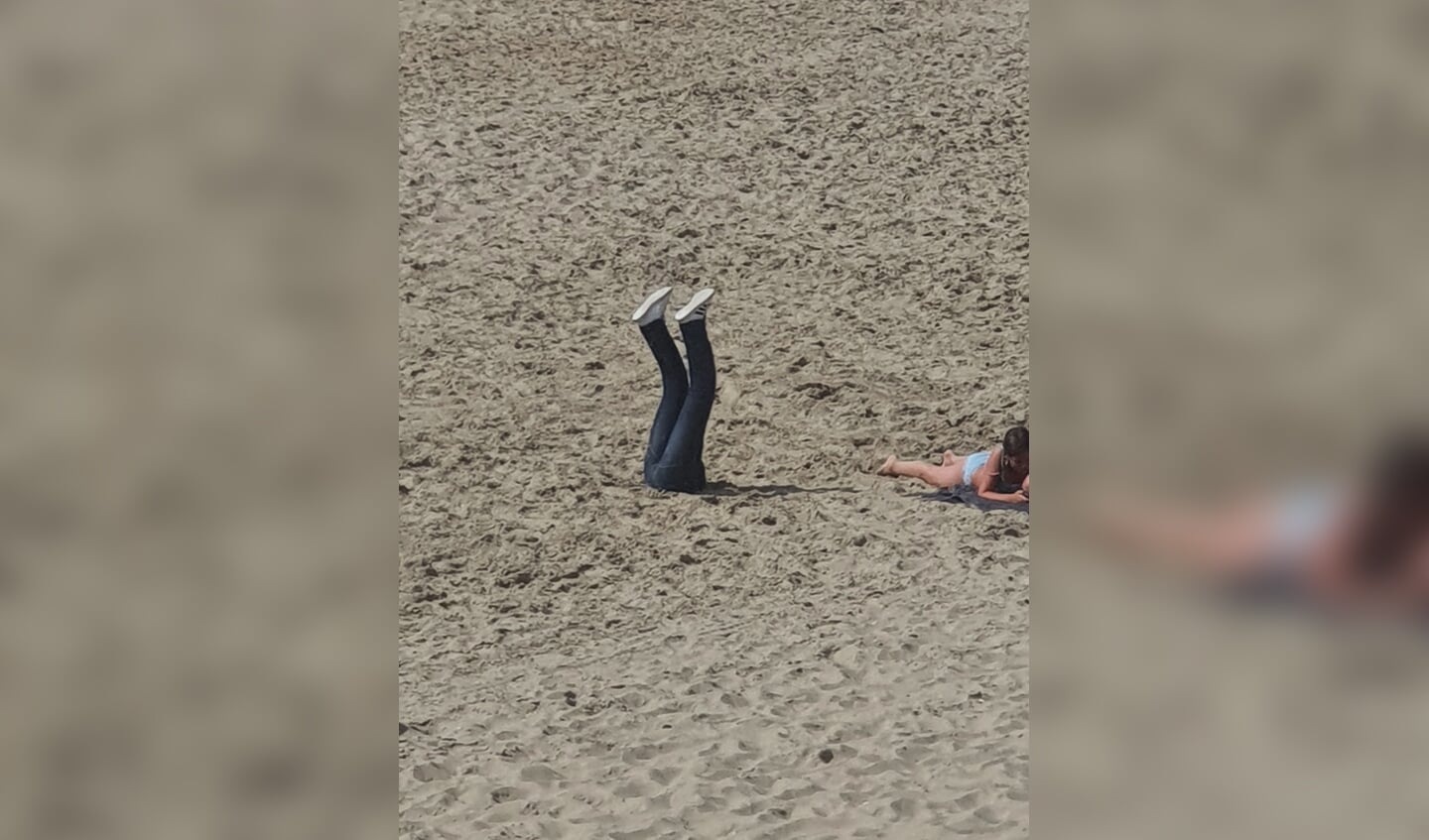 'Op vakantie in Julianadorp aan Zee zagen wij deze dame of heer die zijn kop in het zand ging steken. Hilarisch.'