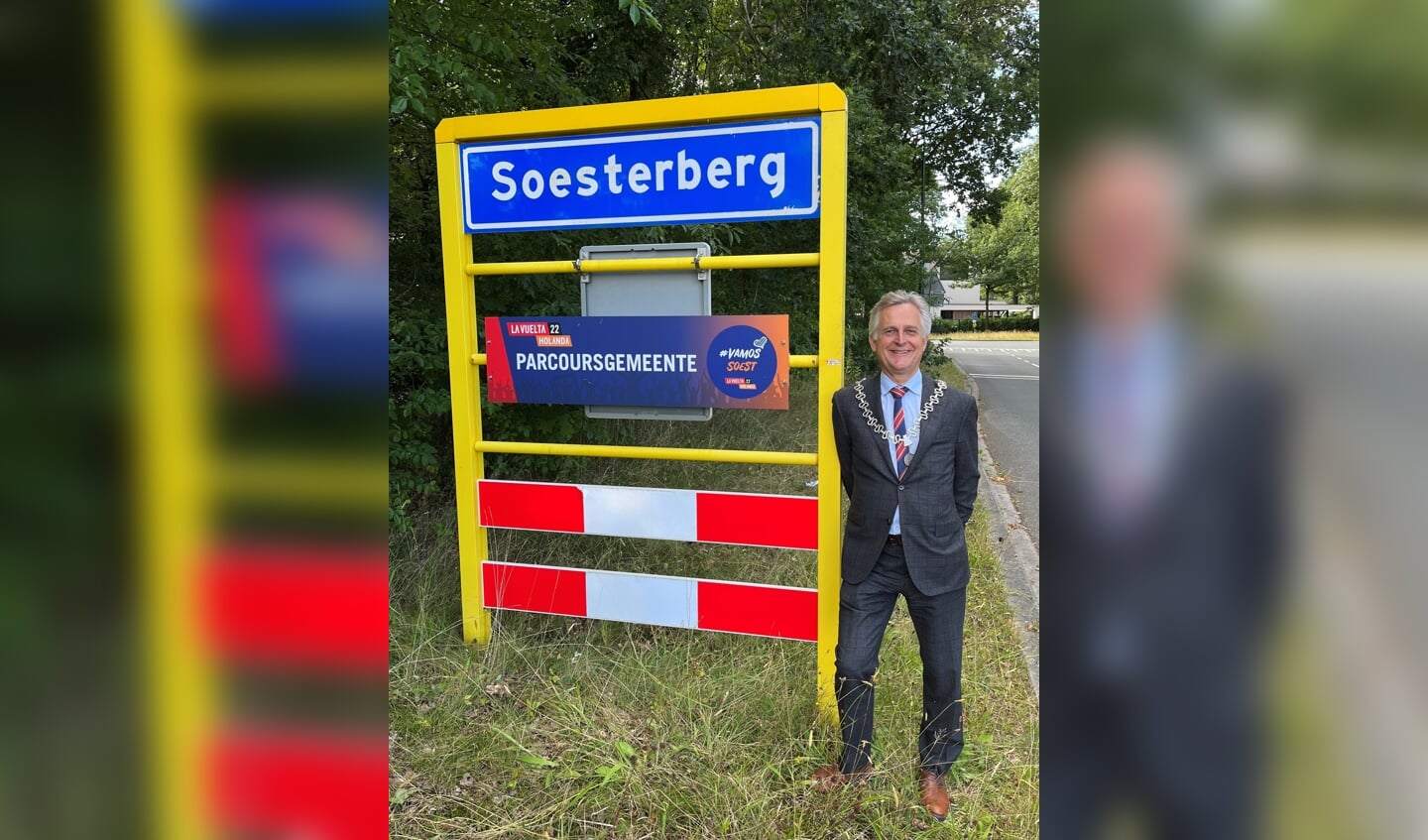 Burgemeester Rob Metz bij het plaatsnaambord en parcoursgemeente van La Vuelta 2022, Soesterberg.
