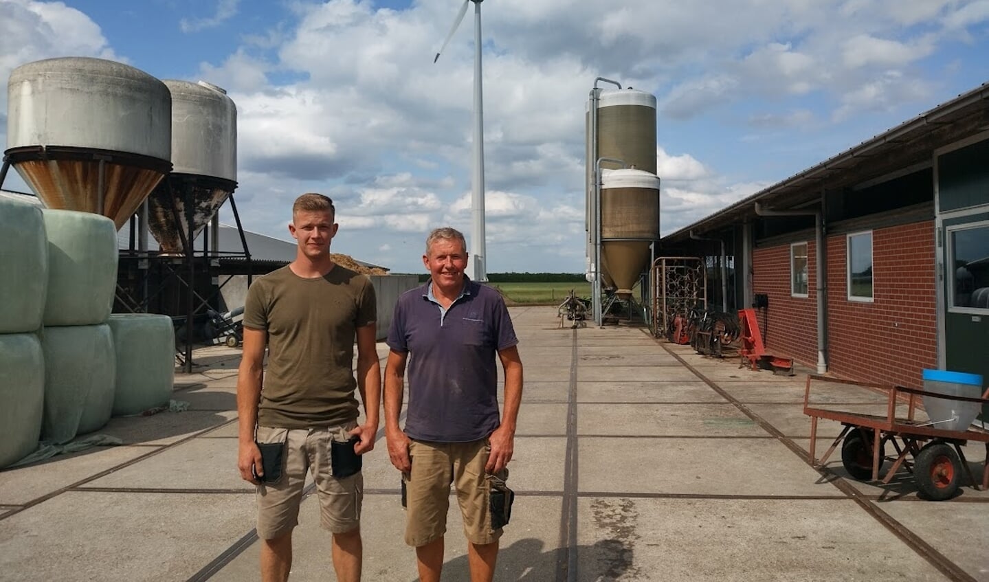 Ewout en Peter van Rooijen bij hun boerenwindmolen op hun erf bij de Wijkersloot