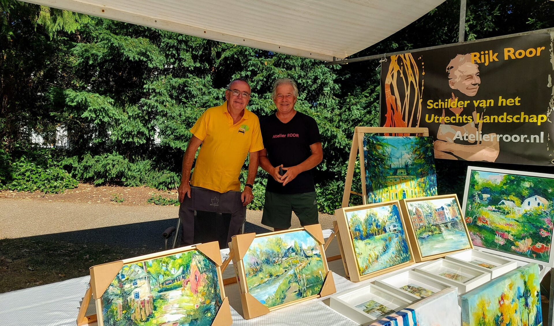 Dick  van Steenis (l) van Cultuur Zeist en Rijk Roor die exposeert op de Walk Art Markt.