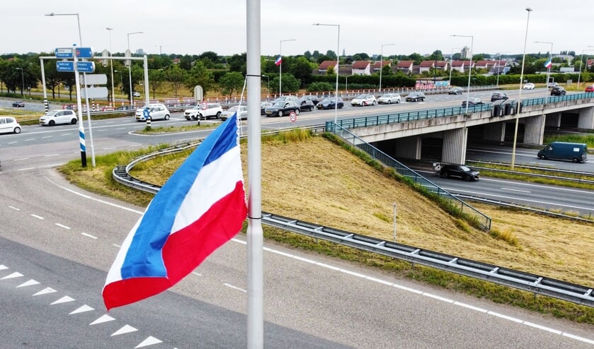 Op de Bergpas werden boven de A1 op drie hoge lantaarnpalen omgekeerde vlaggen opgehangen.