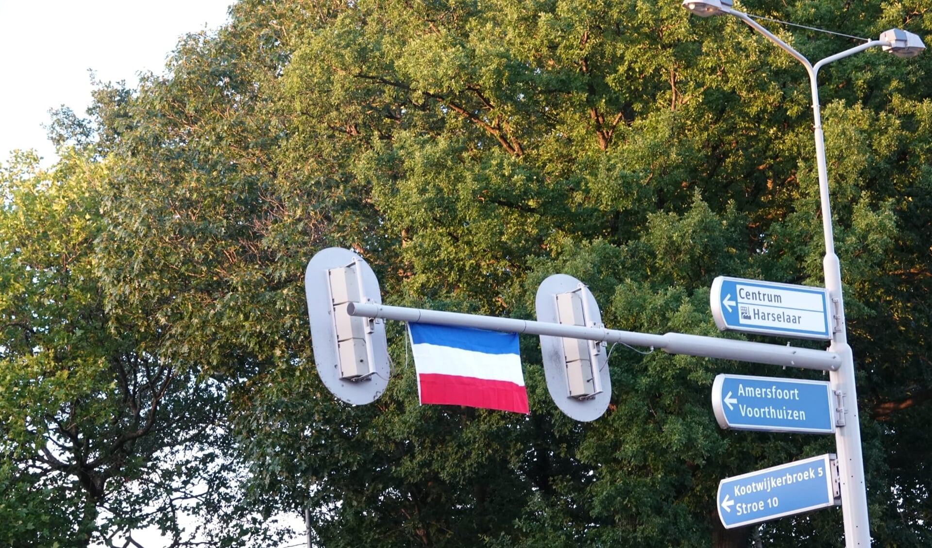 Vlaggen die aan Barneveldse verkeerslichten waren opgehangen, werden eerder al verwijderd in verband met de verkeersveiligheid.