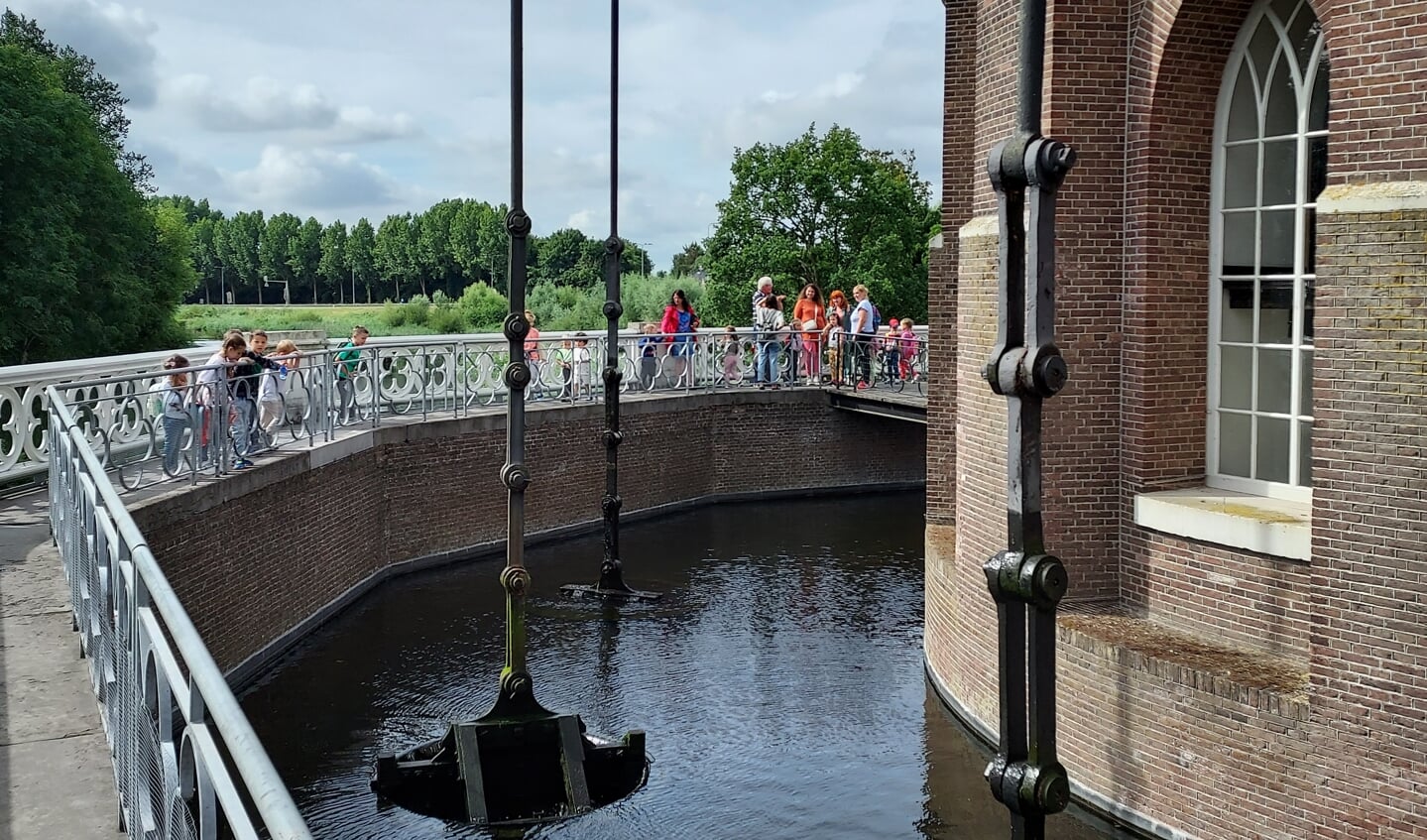 De kinderen van de Oekraïnse klas kijken hun ogen uit tijdens het bezoek aan het museum.
