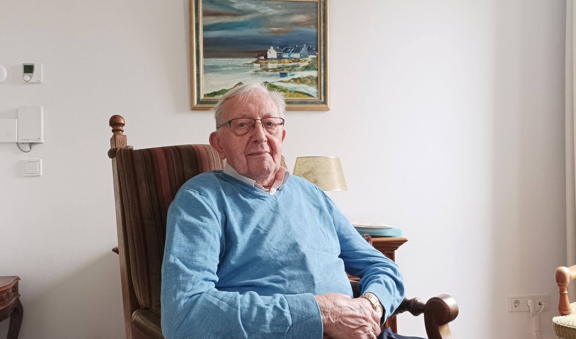 Meneer van Huizen zit er met zijn 98 jaar nog fier bij in zijn kamer in woonzorgcentrum Kroondomein.