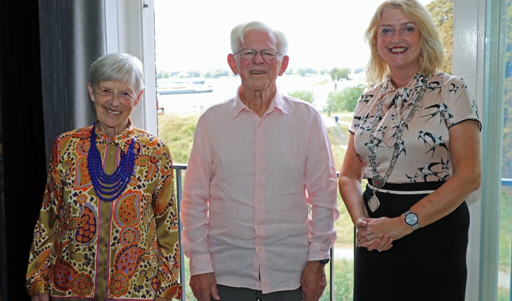 Burgemeester Melissant feliciteerde onlangs Teun (86) en Bets (84) Haeser-Lock met hun briljanten huwelijk