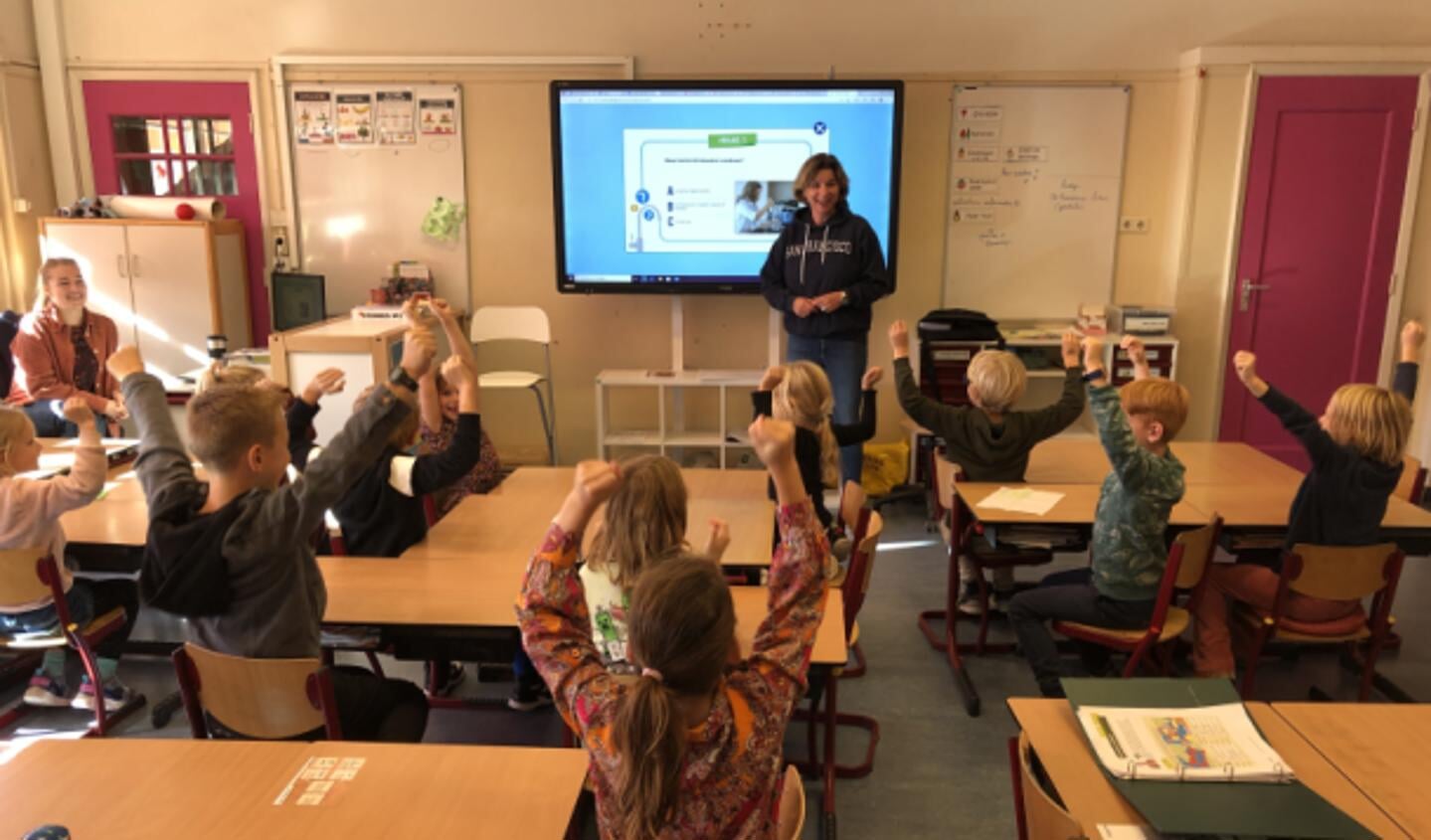 PWN Gastles'docente' Bianca voor een enthousiaste klas van Koningin Emmaschool in Haarlem.