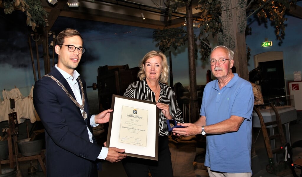Locoburgemeester Jurgen Nobel reikte de onderscheiding uit aan museumdirecteur Elise van Melis en eindredacteur Meer Historie Magazine Henk van de Hoef.                                                                                                                                        Wijzigingen opslaan                                                            