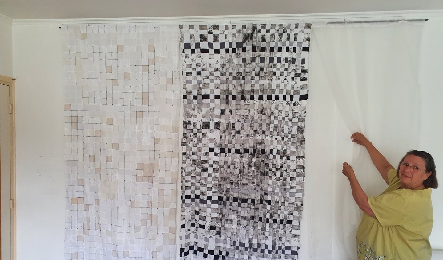 Anna Kruzdlo werkt aan een textielen wandobject voor de aankomende expositie.
