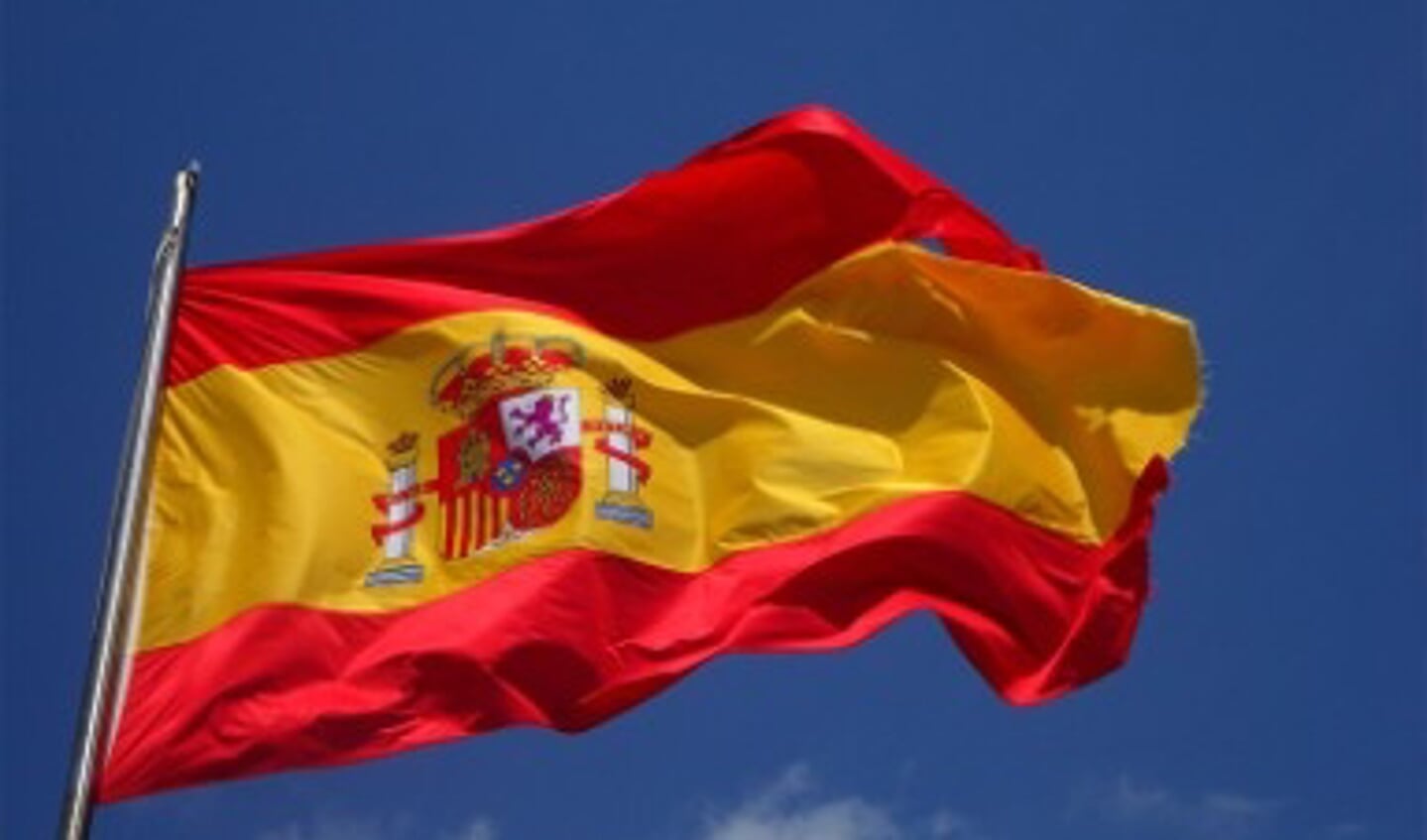 Spaanse vlag met als achtergrond lucht.