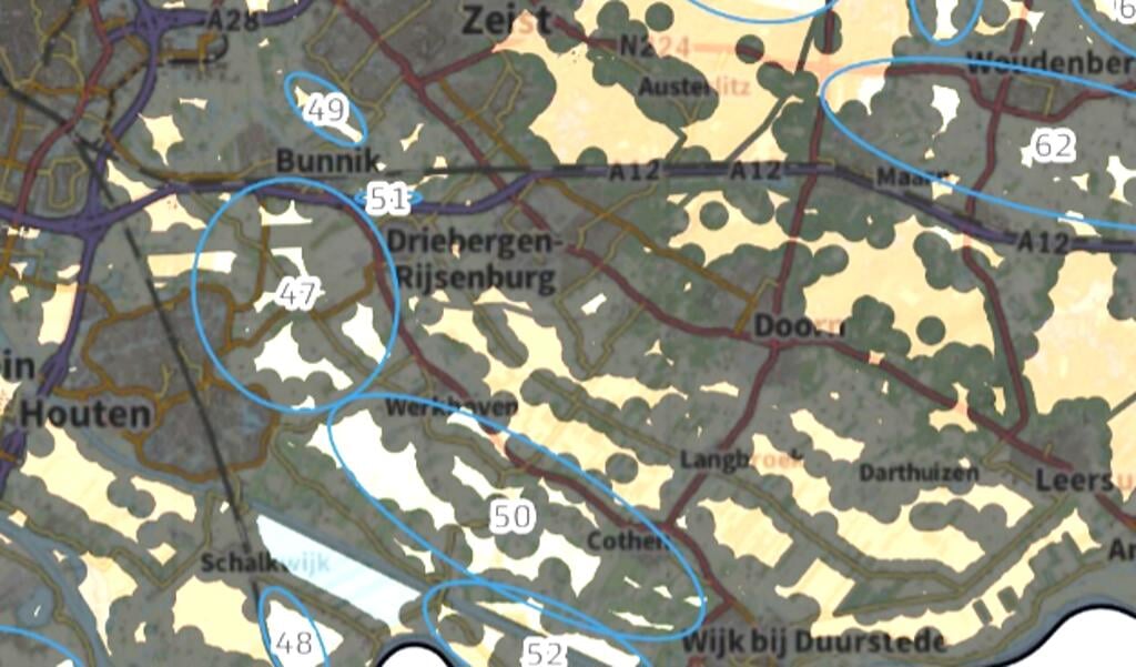 Mogelijke zoekgebieden voor windturbines (lichte gebieden, binnen de genummerde blauwe cirkels). Donkergrijs: bebouwing, hoogspanningsleidingen e.d. Oranje: natuurgebied, werelderfgoed.