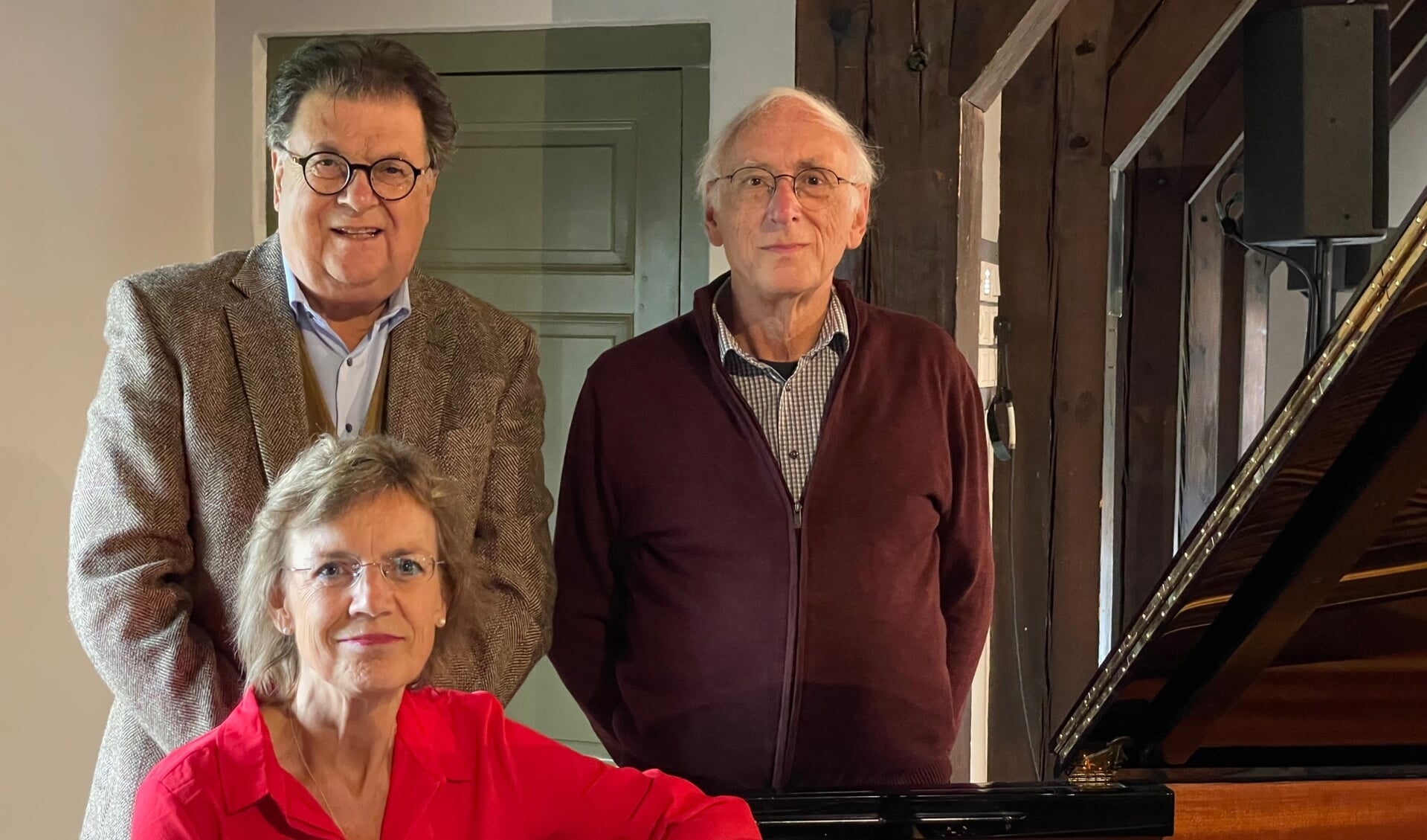 Erna Fransen, coördinator van de nieuwe reeks concerten, Slotconcerten-voorzitter Pieter den Bieman en programmeur Ton Wachter.