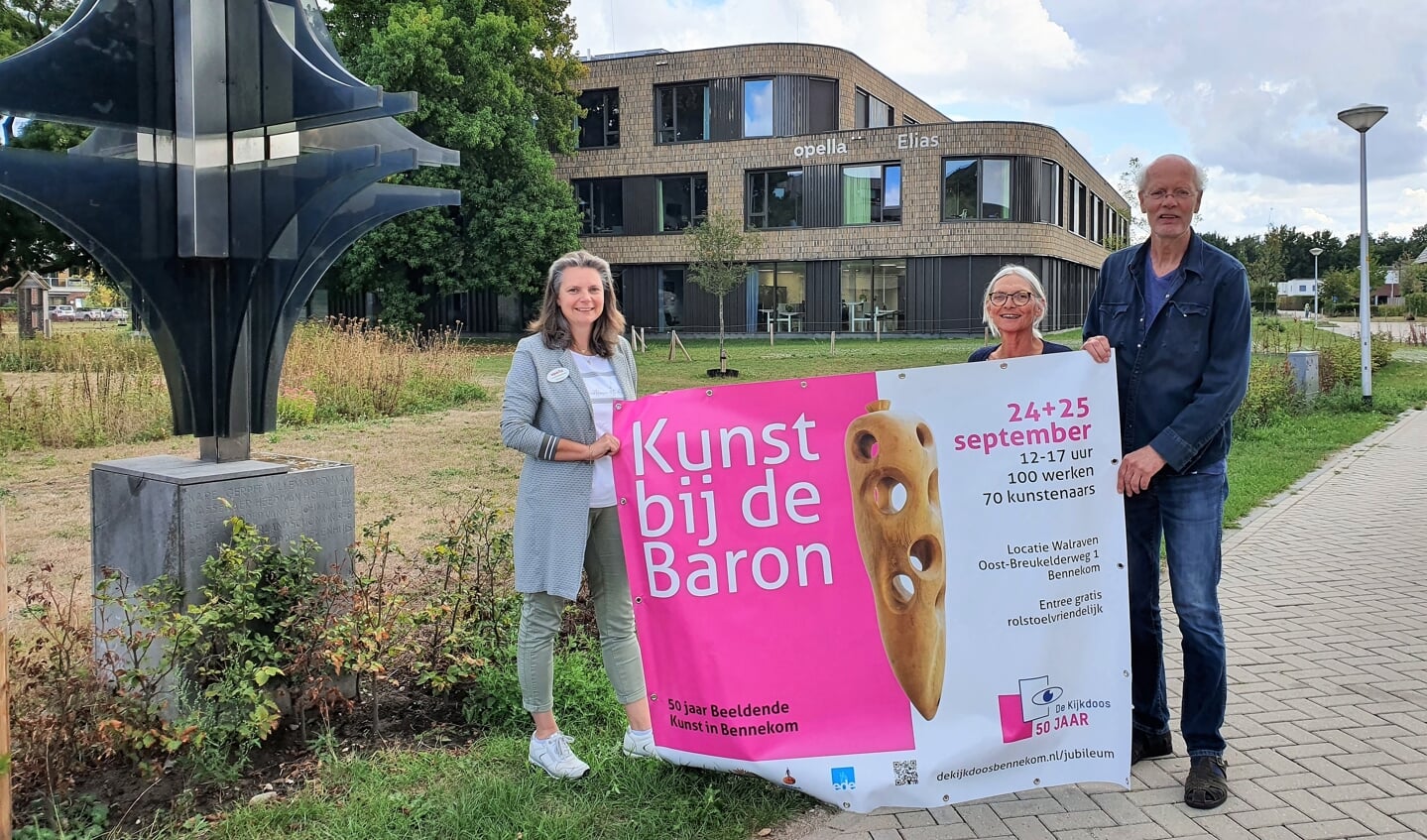 Simone Vleeming (Opella), Nicole Bischoff en Cees van Beukering (De Kijkdoos) -vlnr- zijn blij met en trots op de bijzondere expositie 'Kunst bij de Baron' op 24 en 25 september.