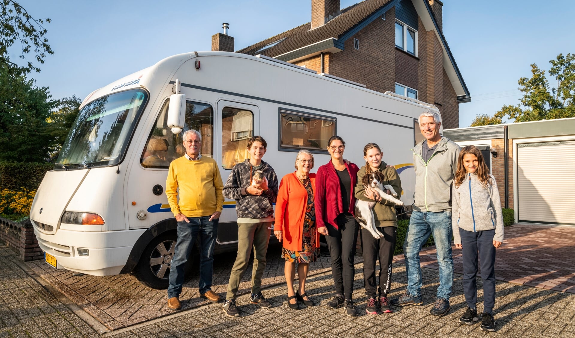 Mariëlle Mientjes (midden) met haar ouders Herman en Annie Hendrikse, haar man Kees en hun kinderen Kylian, Anne-Rose en Nathan. Het gezin (inclusief cavia Tom en hondje Selah) stond afgelopen week met de camper bij de ouders van Marielle in Barneveld.