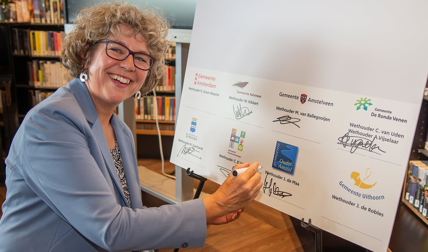 Wethouder Jacqueline de Maa ondertekent het Regionaal Taalakkoord namens Ouder-Amstel.