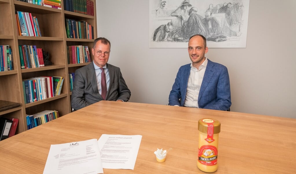 Advocaten Jan Post en Bart Bouter blijven graag 'hun' advocaatje uitdelen tijdens dorpsgolf.