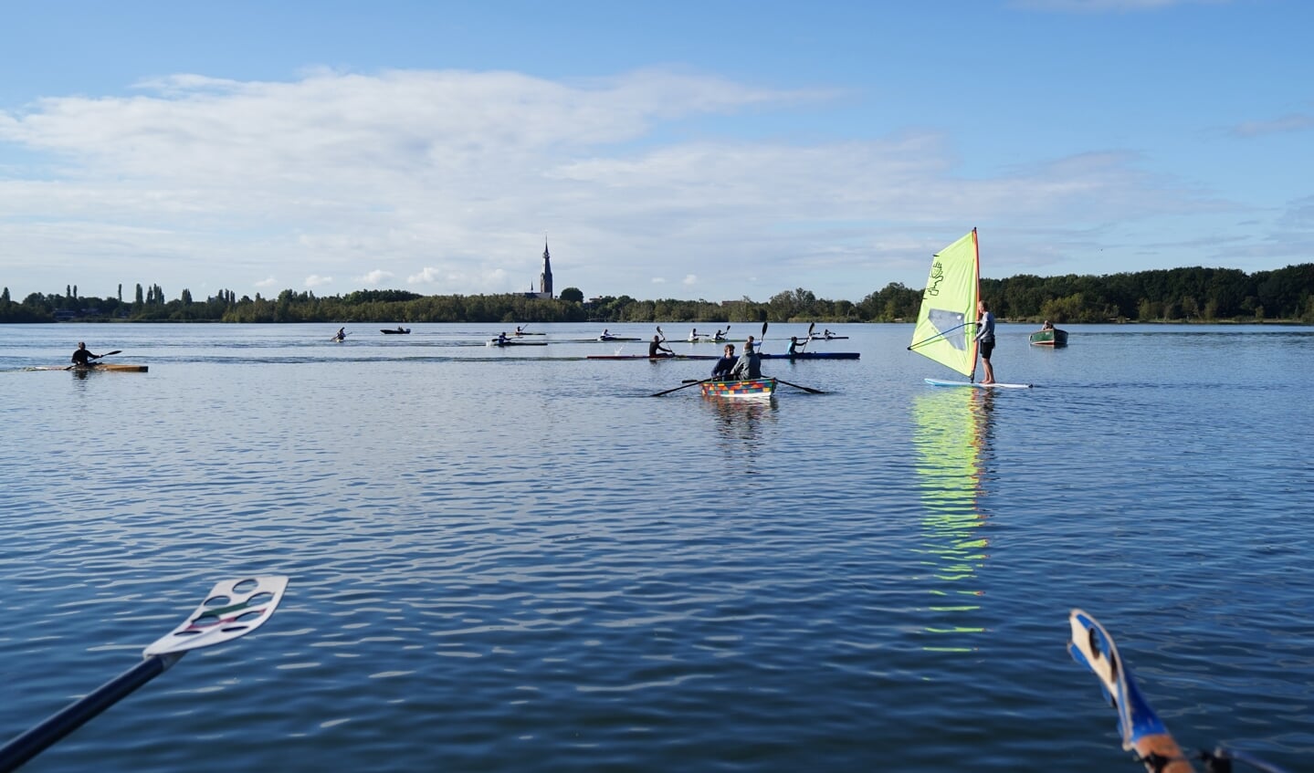 Tijdens de zonnige Poeldag gaan veel Amstelveners het water op.
