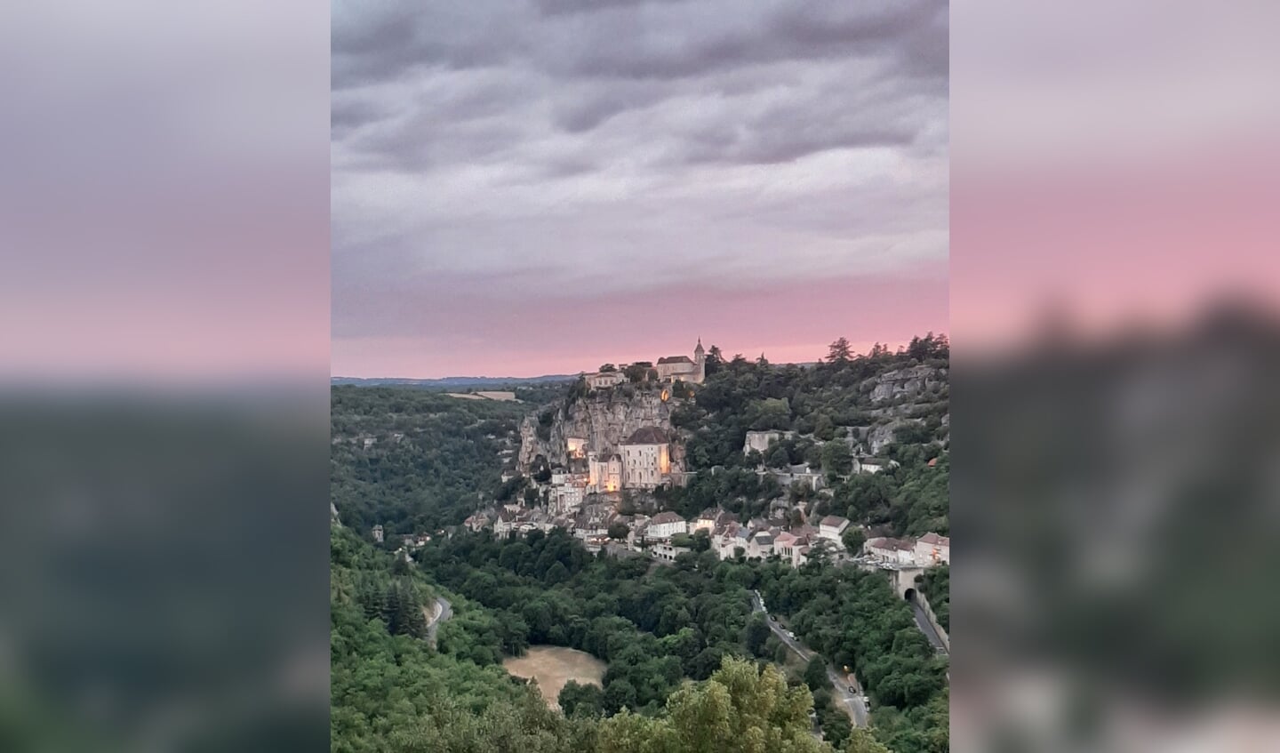 Deze foto is gemaakt in Rocamadour, Frankrijk. 
Als gezin waren we hier voor het eerst. Rocamadour is gebouwd op een rots. Prachtig om in het donker/schemering dit hangende,  verlichte stadje te aanschouwen. De foto is gemaakt op 30 juli 2022 met een telefoon. 