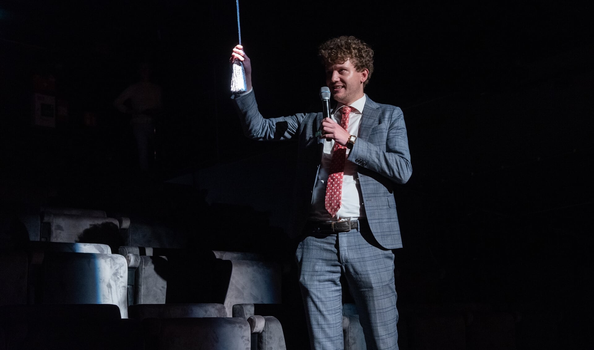 Wethouder Kunst & Cultuur Tyas Bijlholt zet met een symbolische handeling de nieuwe stoelen in het licht.