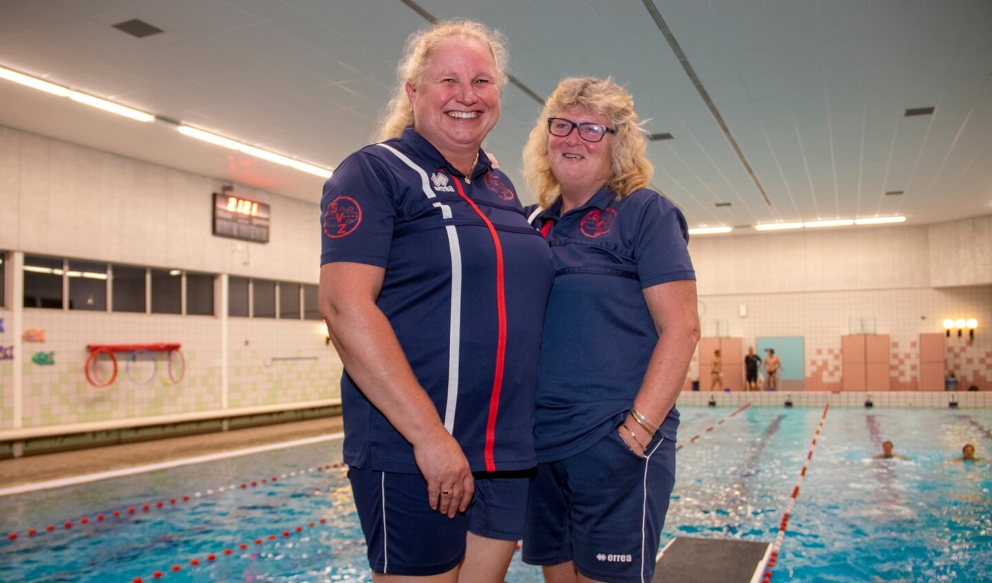 Sandra van den Ham  en Yvonne Brattinga staan al jaren aan de rand van het zwembad. 