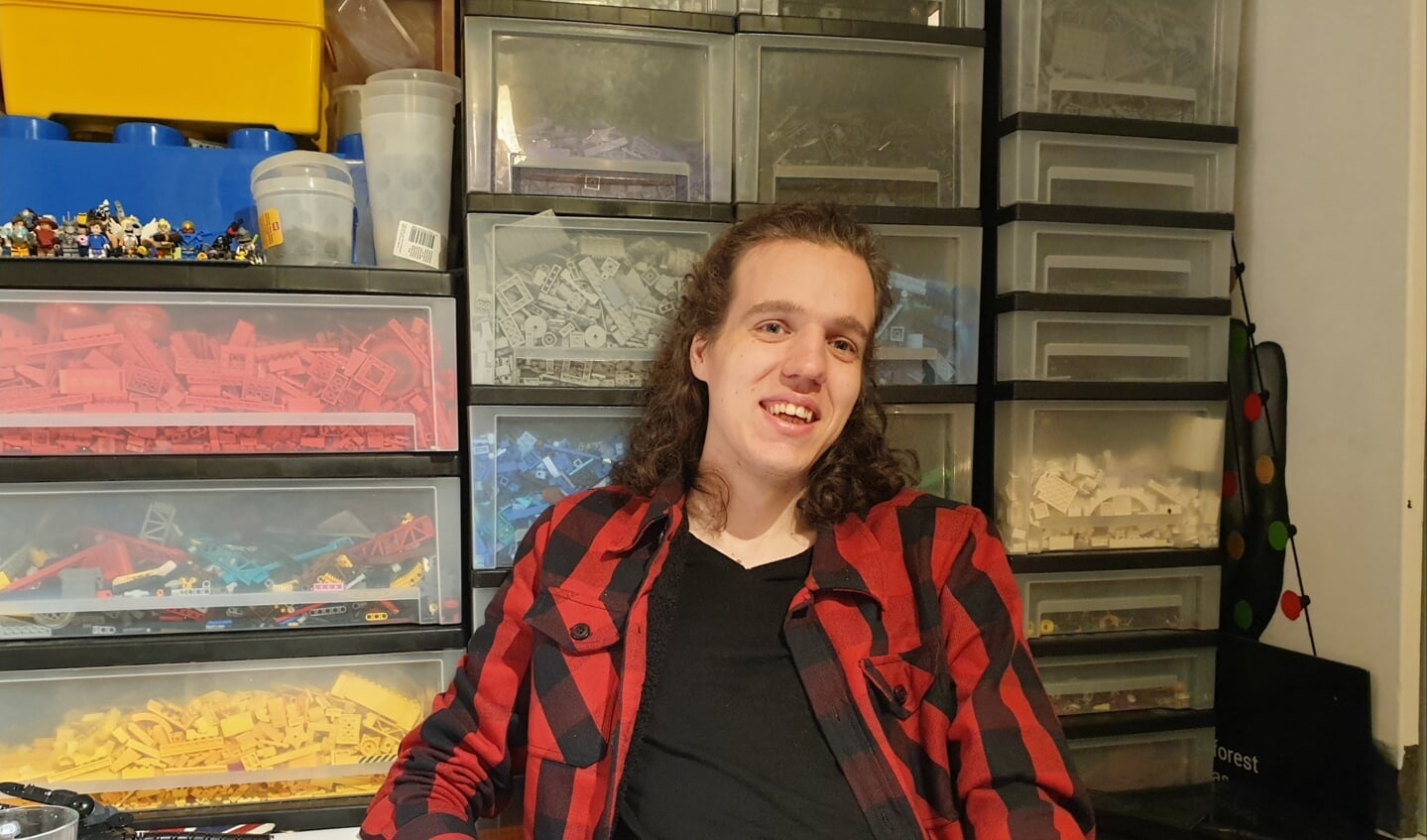 Bakken vol met Lego stukken heeft Jaap Bijl in zijn kamer.