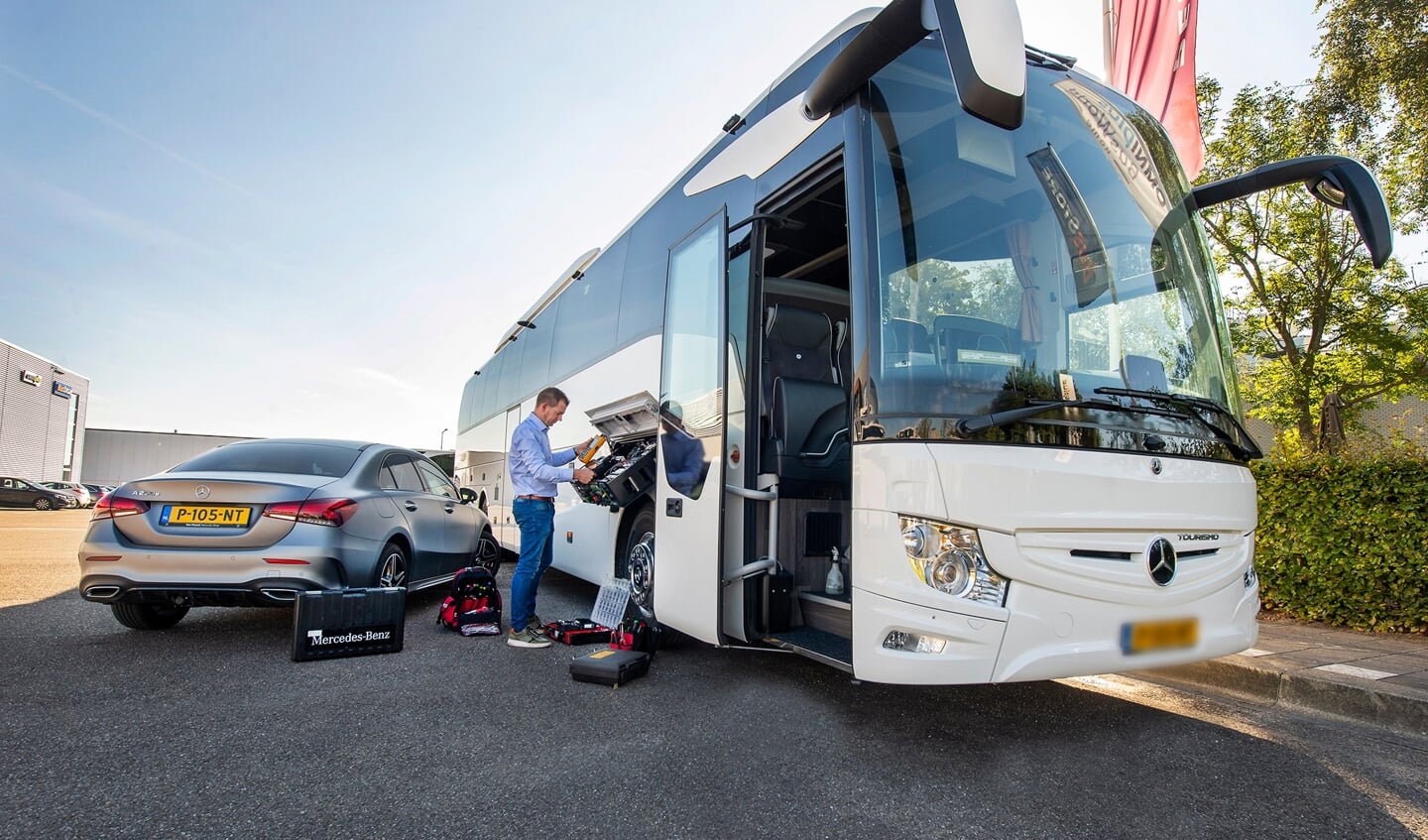 Michel Hoeve, after sales inspecteur bij Daimler Buses, aan het werk.