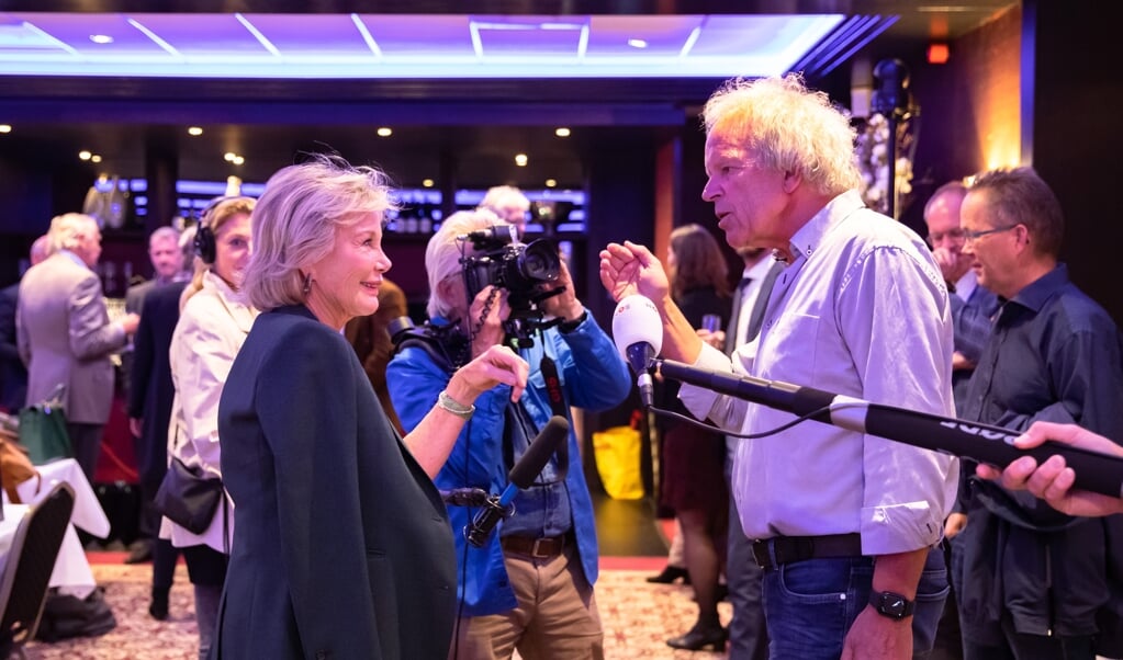 Frans Bromet filmt Maya Meijer-Bergmans in gesprek met Kees Koudstaal in Groot Kievitsdal toen het voorontwerpbestemmingsplan op 15 juli 2020 door de raad werd goedgekeurd. 