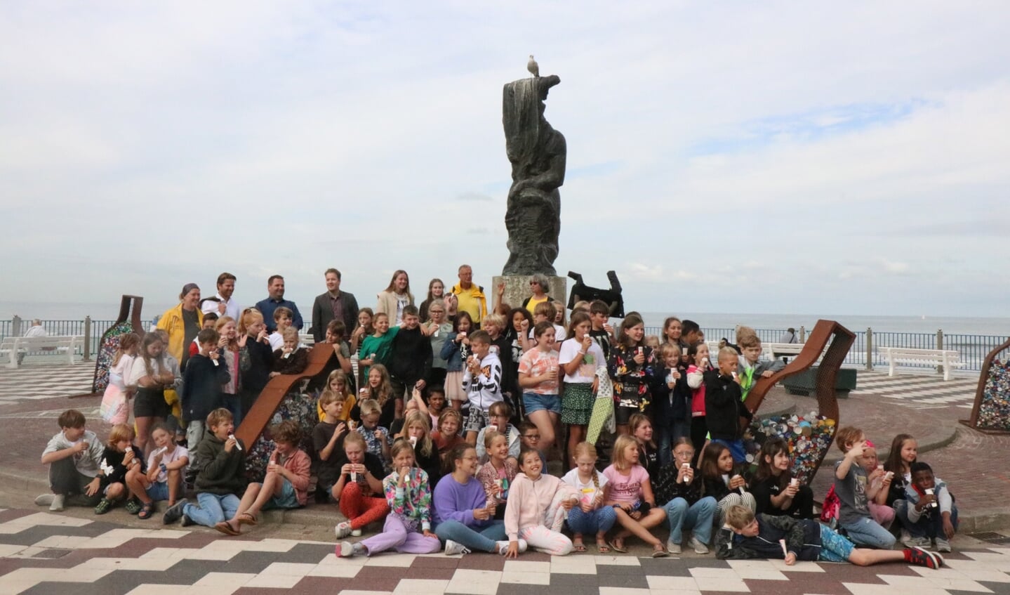 De kinderen bij de dobberende flessen op de boulevard.