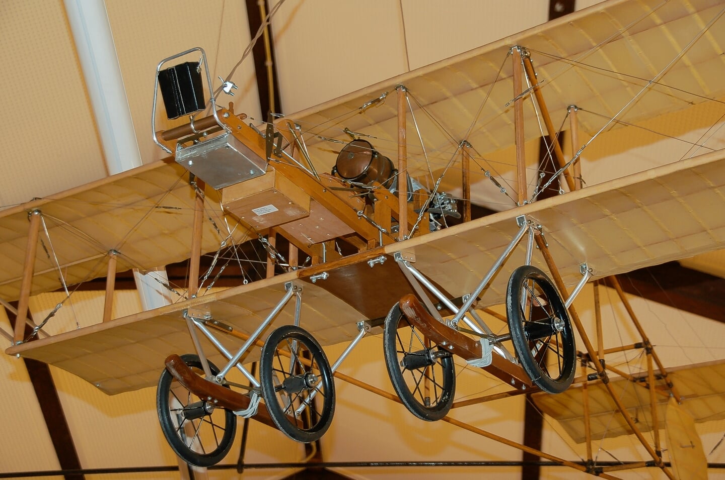 Oplossing fotoquiz 105: Ede, Historisch Museum (2010): replica vliegtuig Blériot van Jan Hilgers. 