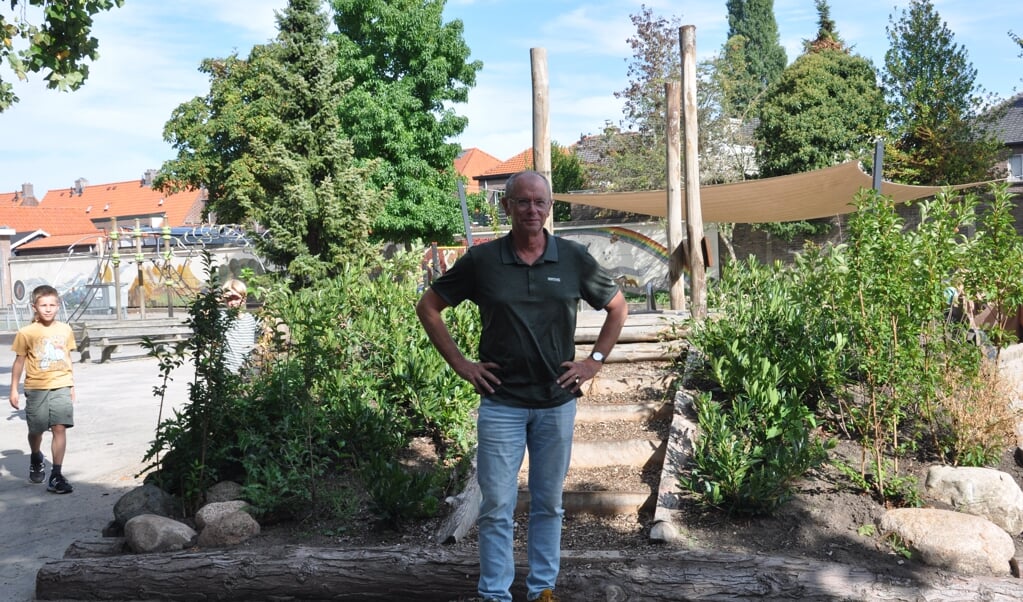 Eric Ippel op het schoolplein van de Groen van Prinstererschool in De Bilt.