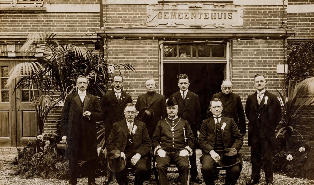 De Bunnikse gemeenteraad met in het midden burgemeester Van Beeck Calkoen - in galakostuum met steek