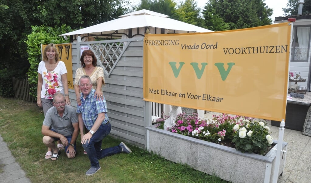 Leden van de Vereniging Vrede Oord Voorthuizen (VVV). Rechtsonder woordvoerder Aart Schutte.