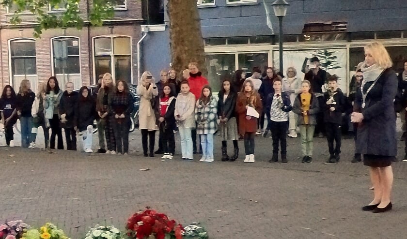 Herdenken scholieren bij Joods Monument aan het Melkpad,
