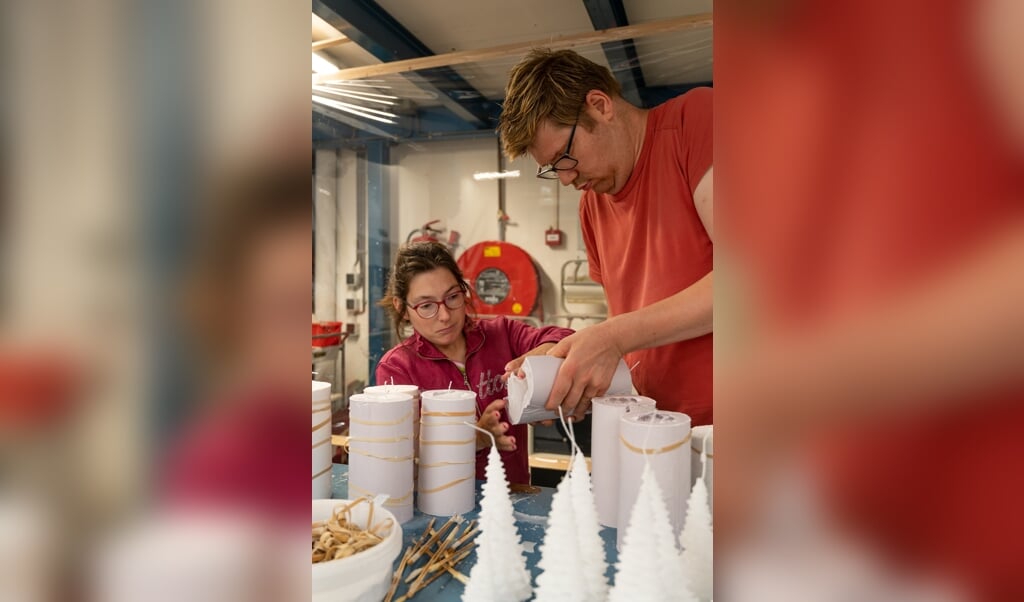 Gedreven vakmensen van kaarsenfabriek De Punt uit Soest aan het werk.