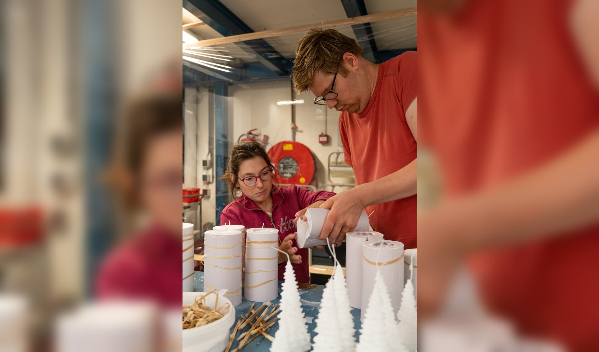 Gedreven vakmensen van kaarsenfabriek De Punt uit Soest aan het werk.