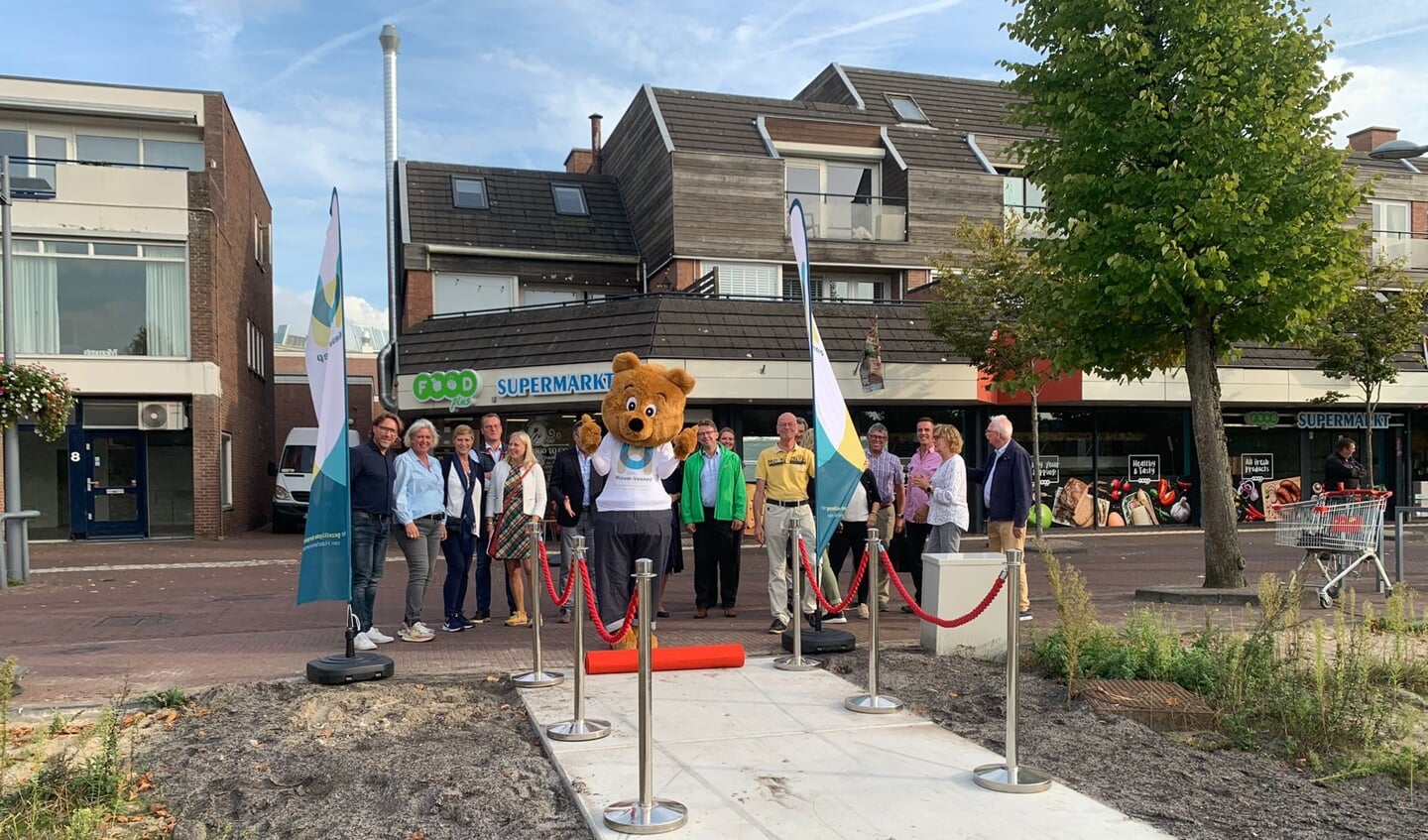Vennie opent het tijdelijke pad in Centrum Nieuw-Vennep