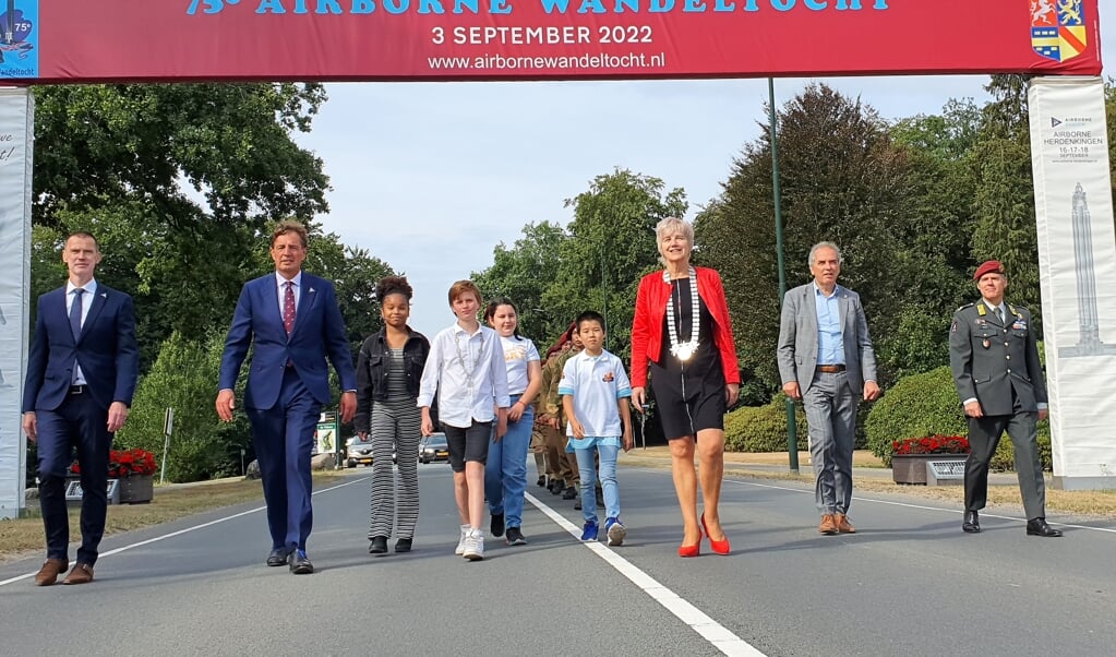 Renkums burgemeester Agnes Schaap en kinderburgemeester Thom Eerens openen met hun collega bestuurders de Airborne-maand.