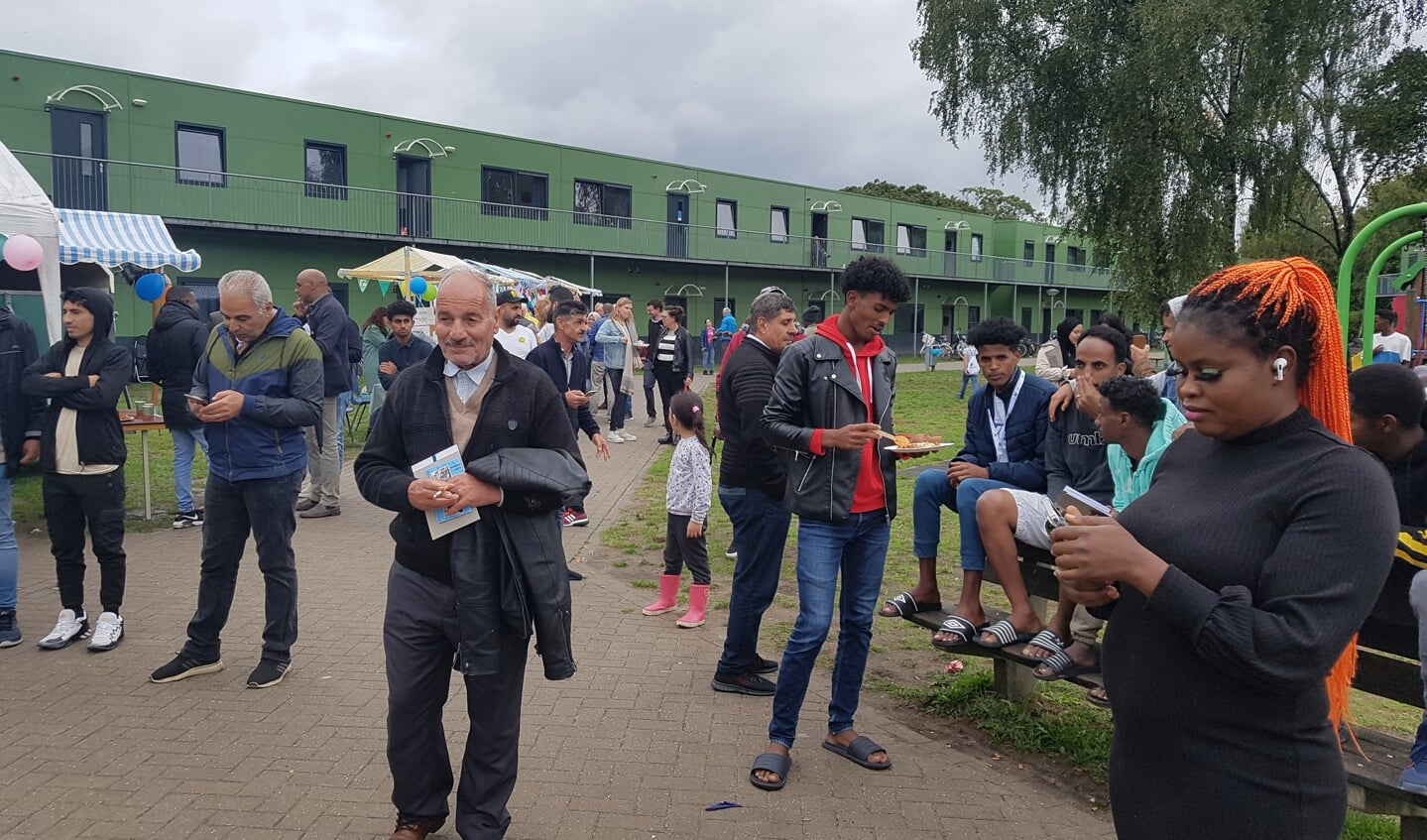 Harderwijkers ontmoeten asielzoekers in hun leefwereld op het AZC.