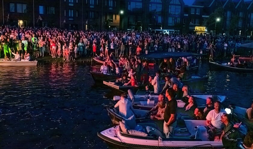,,De zomer van festivals. Alles kan en mag weer na de coronatijd. Wat hebben we genoten. Deze zomer organiseerde ik het eerste ViVa Vathorst Grachtenconcert voor onze mooie wijk Vathorst, het Venetië van Amersfoort. Het was mijn stip op de horizon in de coronatijd, mijn grote droom werd werkelijkheid op 18 juni 2022. Als je ergens in gelooft, moet je ervoor gaan. Met duizenden mensen genoten we van dit grachtenconcert en festival. Hier kwam alles samen met de beste artiesten uit Amersfoort. Een nieuw festival is geboren en op naar volgend jaar!
Wat was het mooi en betekenisvol om dit voor onze wijk te doen. Jong en oud kwamen samen. De burgemeester was er ook en Diggy Dex sloot af. Mooier kan niet.