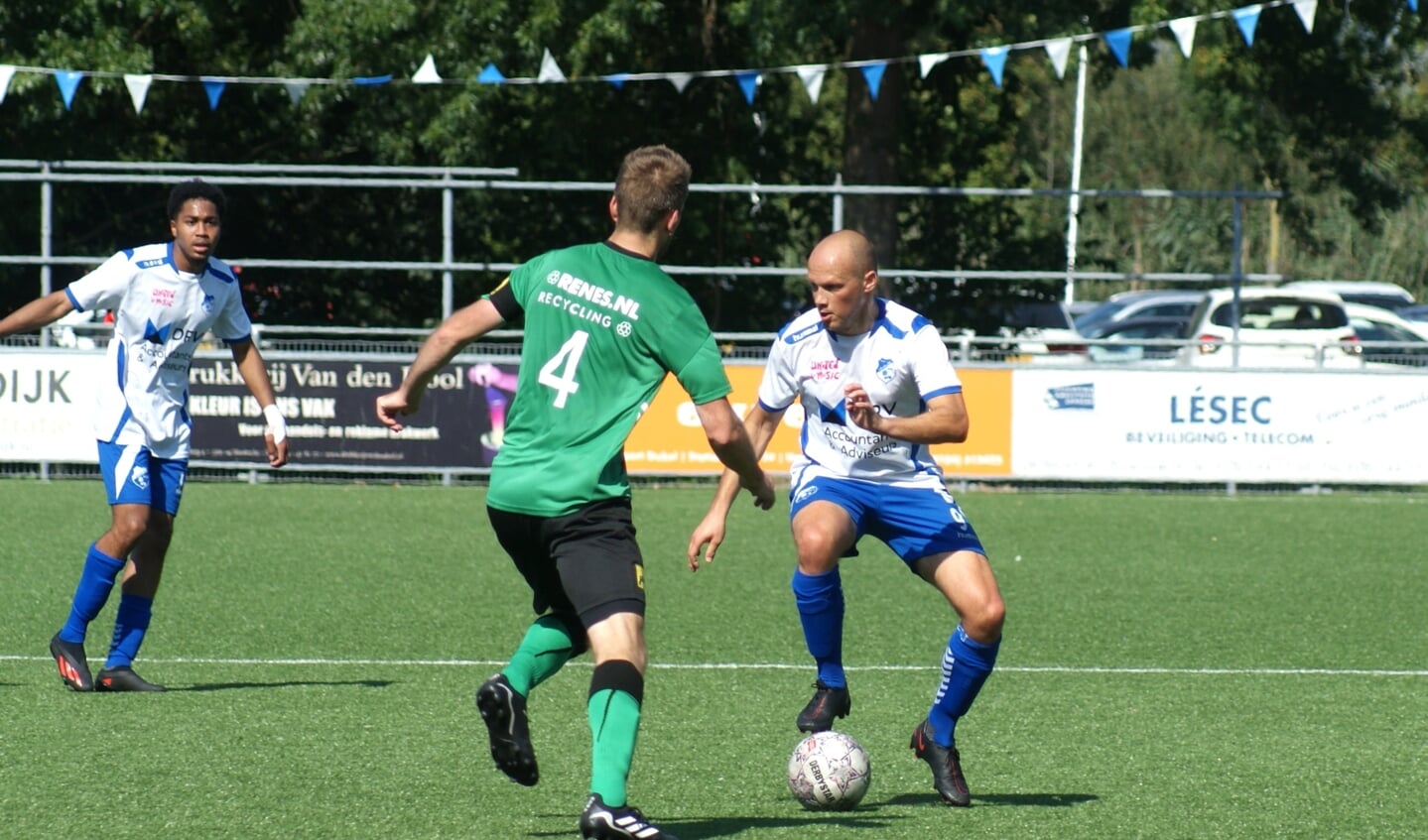 Tweevoudig doelpuntenmaker Dennis Verhoef aan de bal