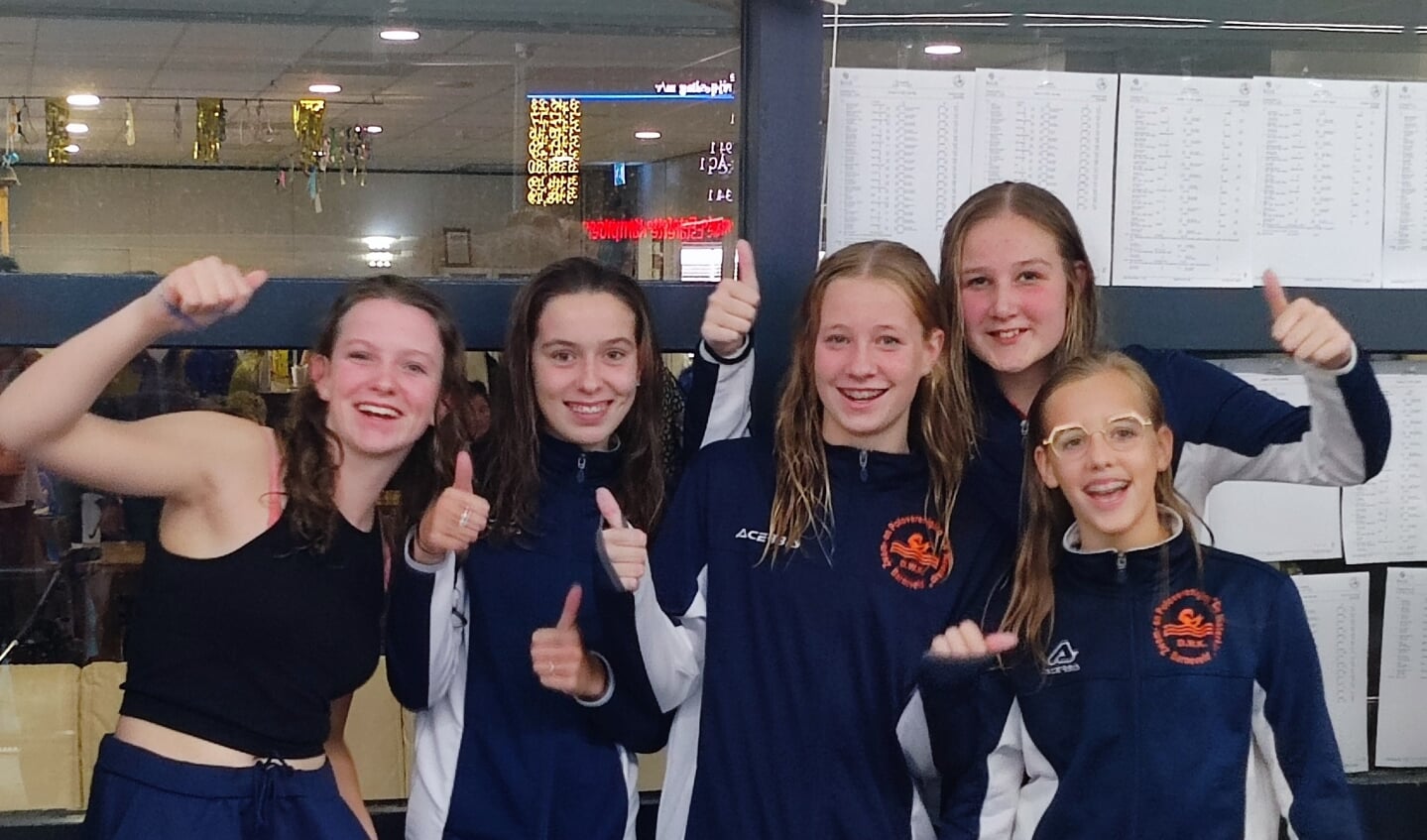 De meisjes-junioren, van links naar rechts: Karlijn Siderius, Maud ten Broek, Maryse Kuiper, Laura Volkers en Elin Baars. Op de foto ontbreken Tess Jansen en Fenne de Vogt.