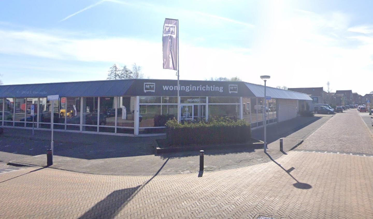 Deze meubel- en tapijthal zal moeten wijken voor 44 woningen.