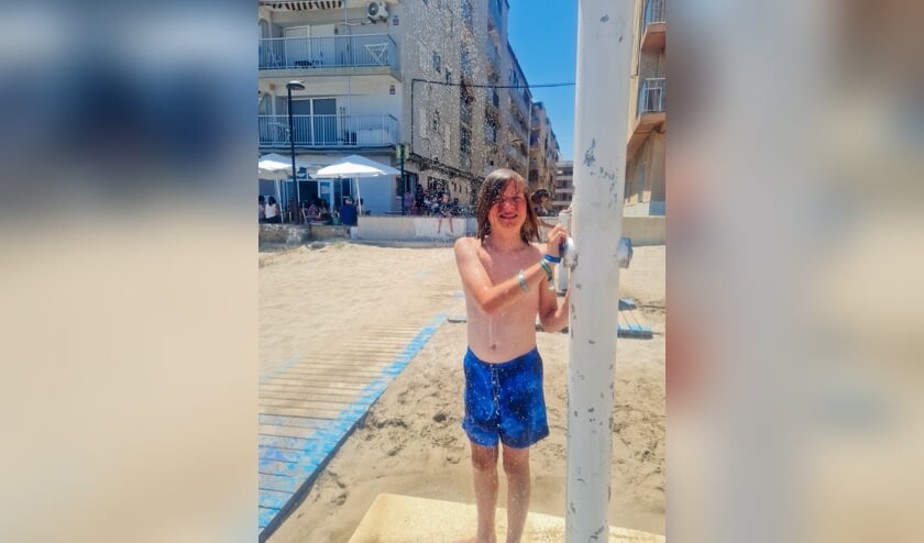 ,,Deze foto is gemaakt in juli op het strand van El Perello in Spanje.
Op deze foto gebeurt schijnbaar niks, maar er gebeurt heel veel. Voor staat mijn oudste zoon en op de achtergrond op het muurtje zit mijn jongste zoon. Het was een prachtige dag, op een schoon strand te midden van voornamelijk Spanjaarden. Dit was 1 van de mooiste dagen van onze vakantie. Ivm corona was dit ook onze eerste echte vakantie in 2,5 jaar.