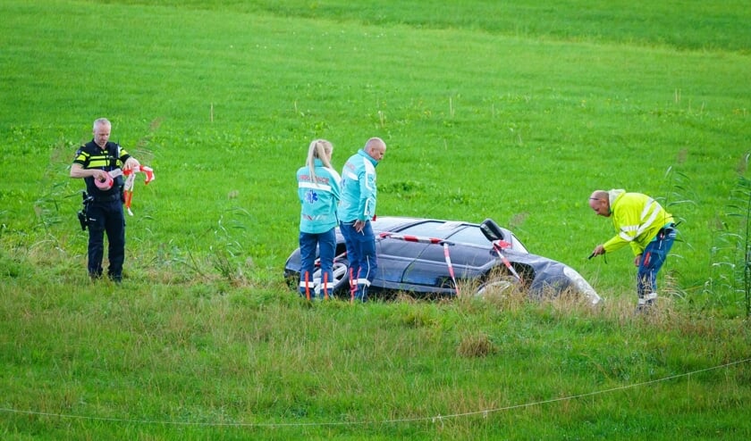 Een auto raakte van de dijk