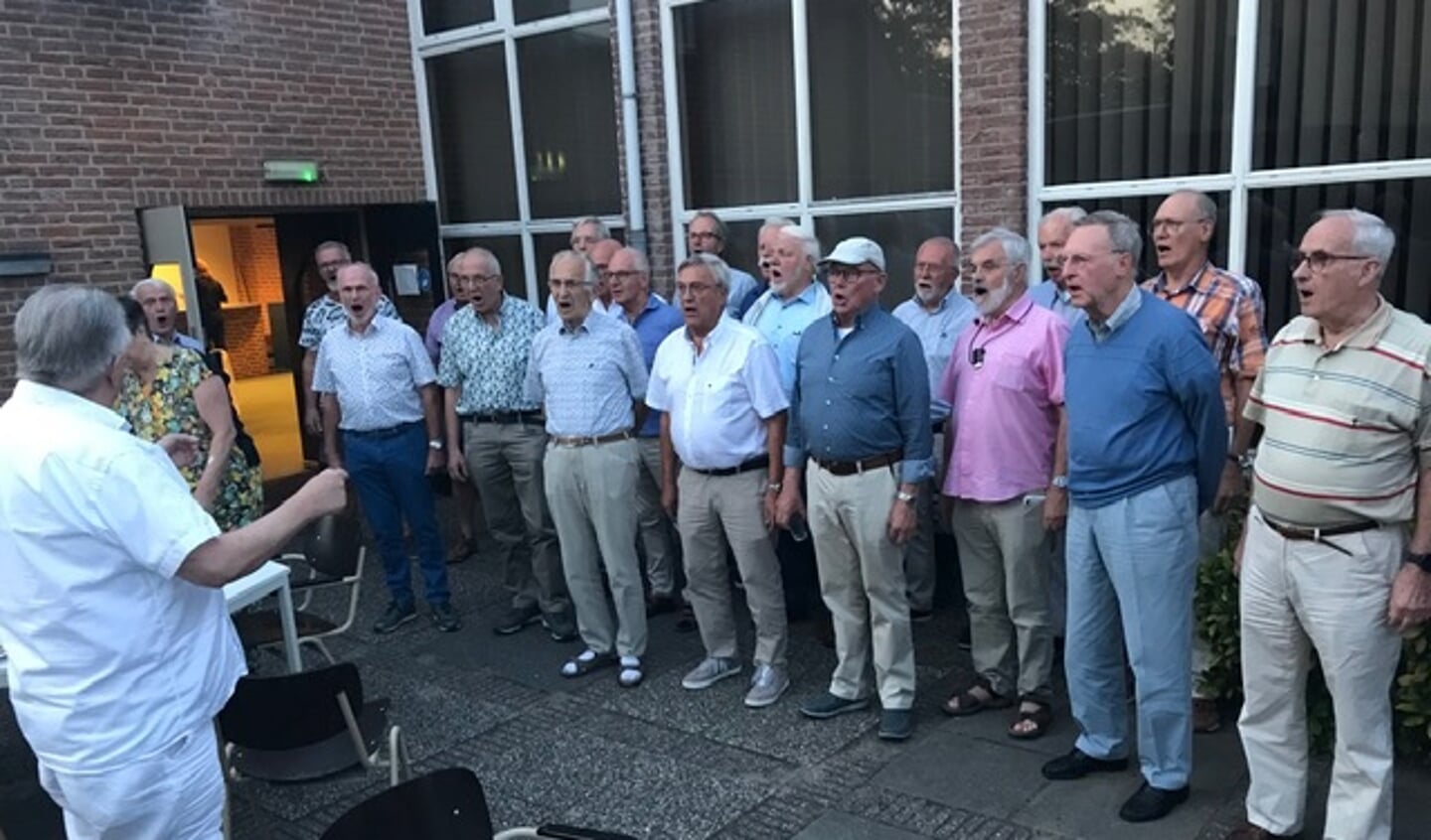Onder leiding van dirigent Piet van der Sanden zingt het koor.