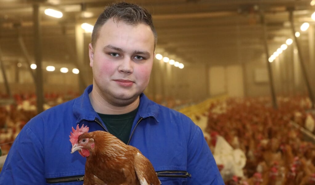 Melvin Hazeleger (25) is sinds eind 2020 eigenaar van een pluimveebedrijf met 30.000 moederdieren aan de Puurveenseweg in Kootwijkerbroek.