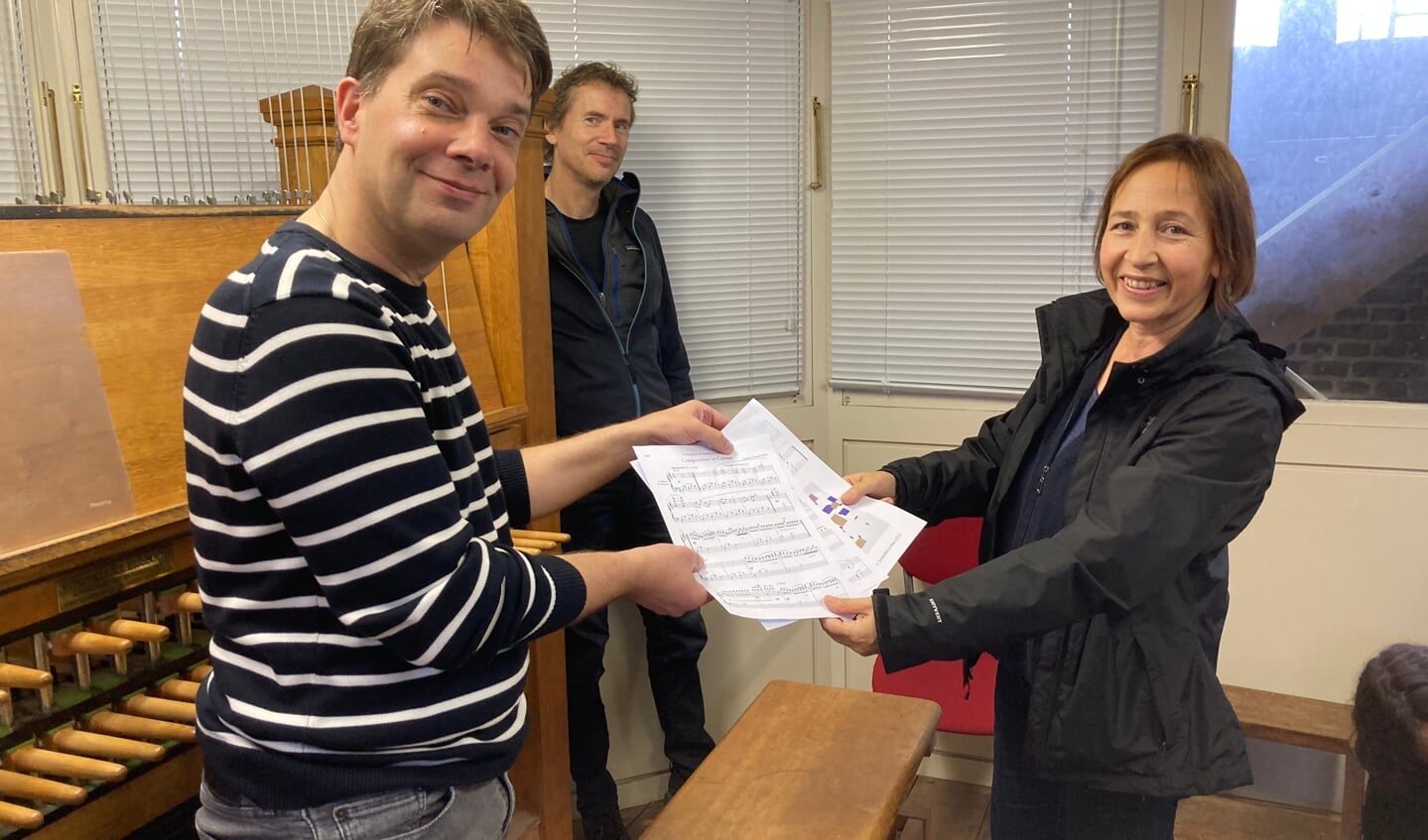 Mathieu Polak overhandigt zijn compositie aan Joyce de la Croix van het Mondriaanhuise
