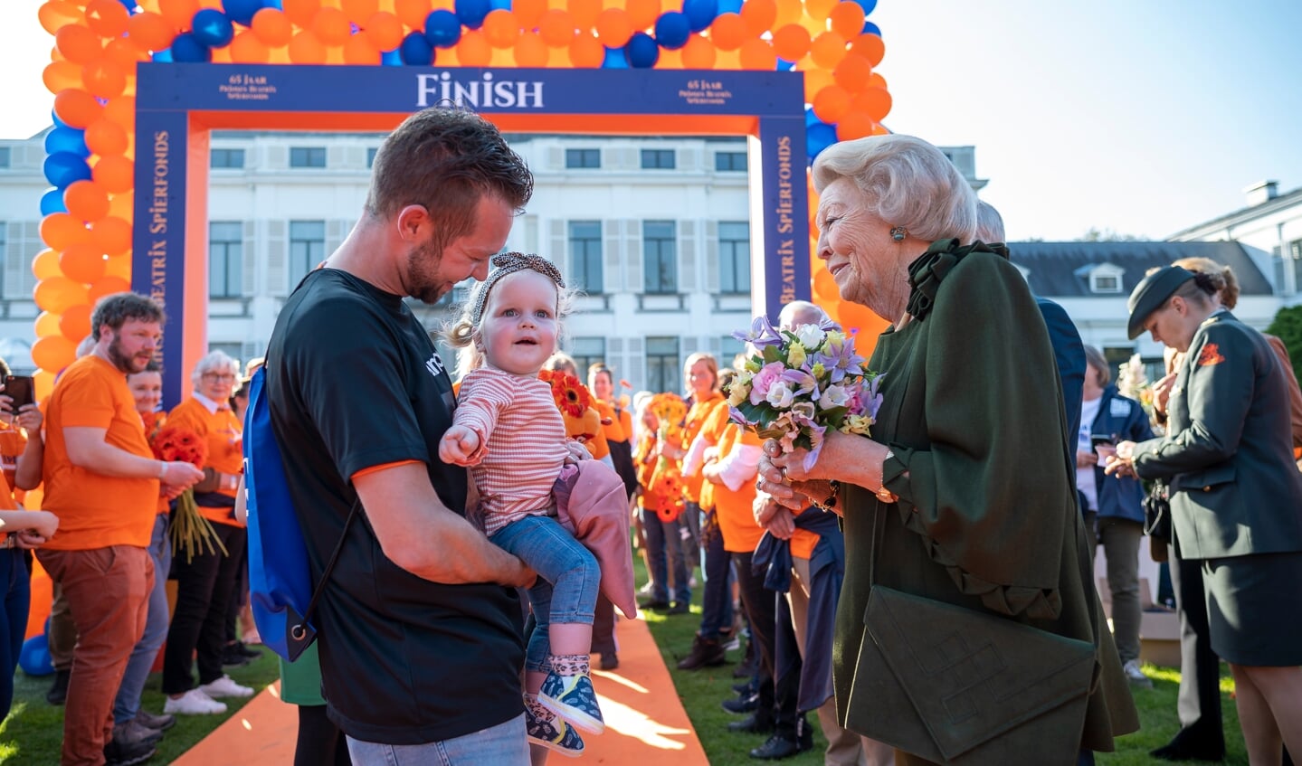 Prinses Beatrix onthaalt de deelnemers bij de finish van Het Oranjepad.
